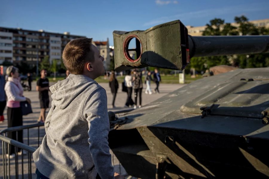 Auf der Ausstellung gibt es mehrere beschädigte oder zerstörte Fahrzeuge sowie entschärfte Raketen und Granaten zu sehen.