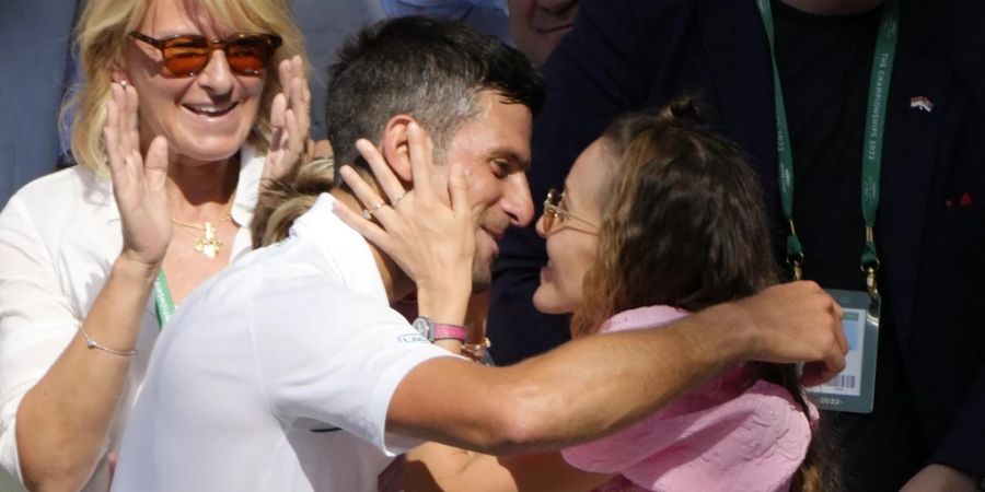 Novak Djokovic gibt seiner Jelena einen Siegerkuss.