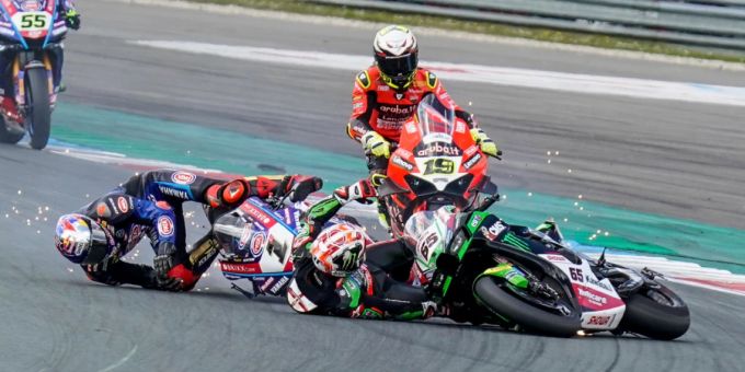 Alvaro Bautista konnte in letzter Sekunde ausweichen. Rea und Razgatlioglu stürzen. Rea