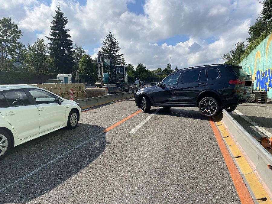 Der Lenker kam quer auf der Fahrbahn zum Stehen