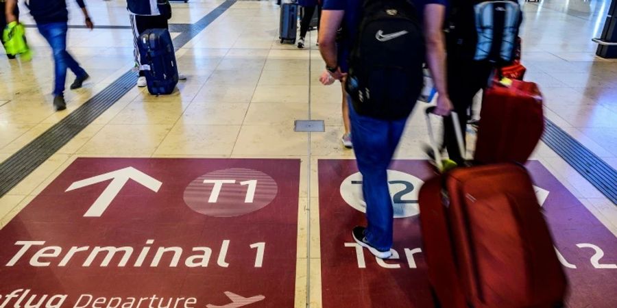 Passagiere an einem Flughafen
