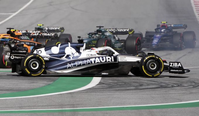 Pierre Gasly (AlphaTauri) dreht sich nach dem Start zum Sprint-Rennen beim Österreich-GP der Formel 1. Formel 1 Österreich Gasly