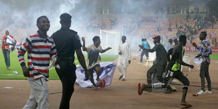 Nach dem Aus der nigerianischen Fussball-Nationalmannschaft im WM-Qualifikationsspiel gegen Ghana ist es zu Ausschreitungen gekommen.