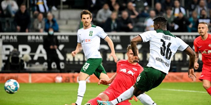 Gladbachs Breel Embolo schiebt gegen Leipzig zur 1:0-Führung ein. Bundesliga