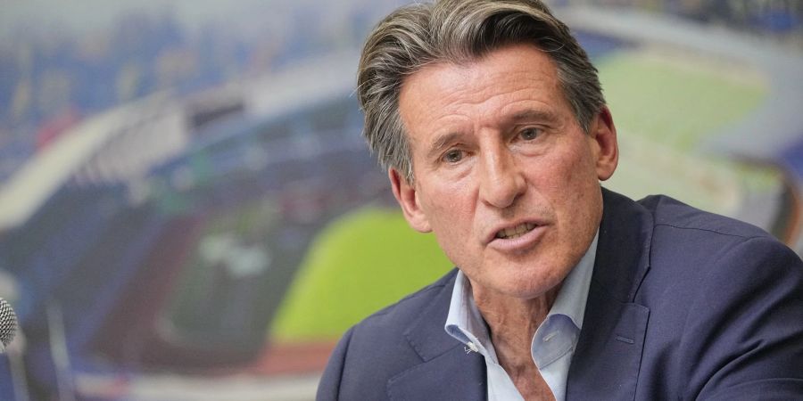 Der Präsident des Internationalen Leichtathletik Weltverband World Athletics, Sebastian Coe, spricht bei einer Pressekonferenz im Stadion Hayward Field.