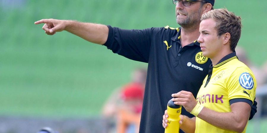 Mario Götze (r) und Jürgen Klopp pflegen weiterhin ein freundschaftliches Verhältnis: Der Trainer und der Spieler 2012.