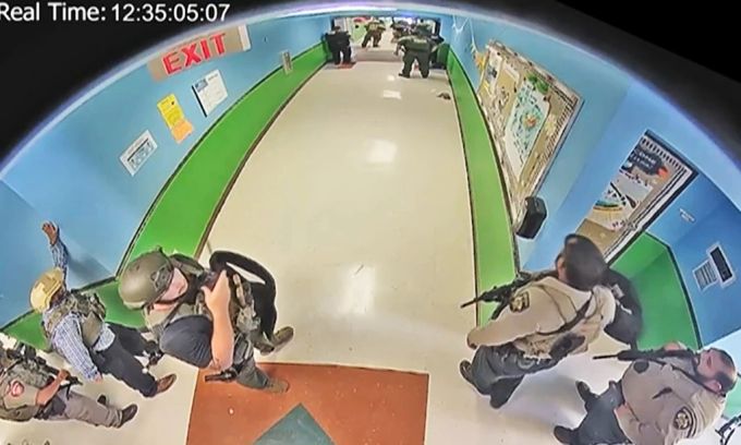 Eine Videoaufnahme, welche die Polizei im Einsatz in den Gängen der Grundschule in Uvalde zeigt. uvalde
