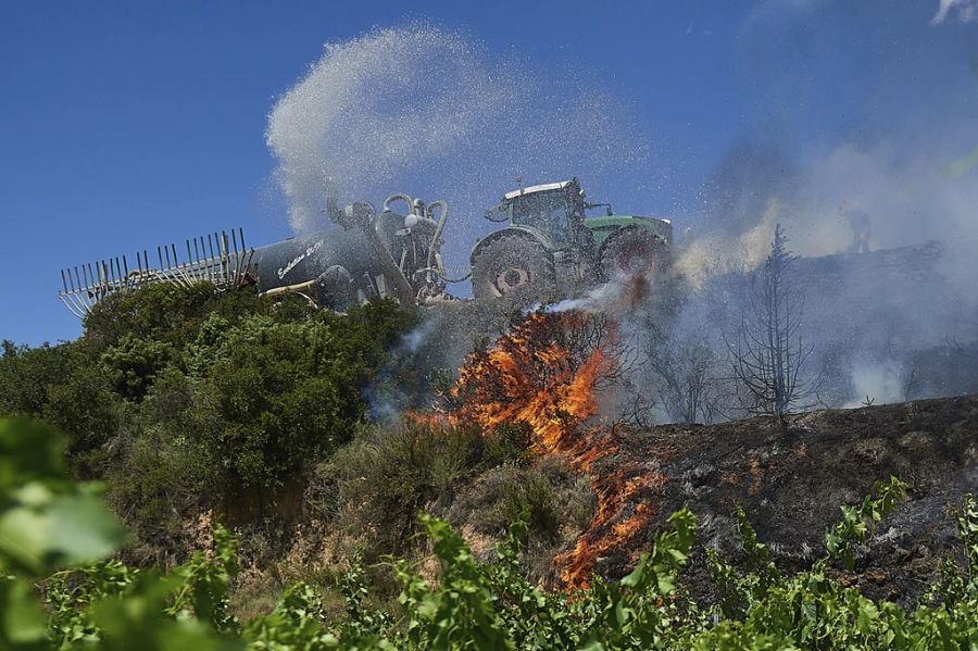 Ein Bauer in San Martin de Unx hilft mit seinem Traktor der Feuerwehr, sein Städtchen zu schützen.