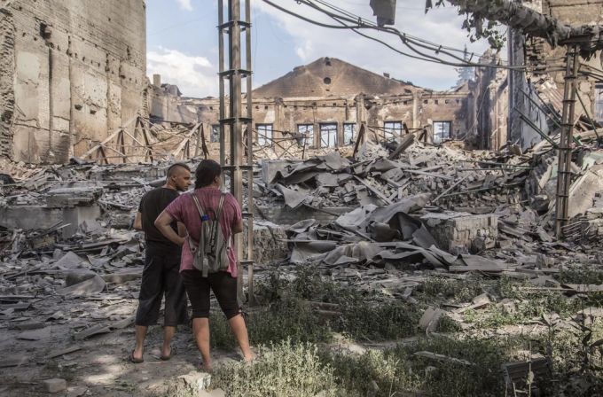 Anwohner betrachten die Schäden in der Nähe von Sjewerodonezk. Ukraine Krieg