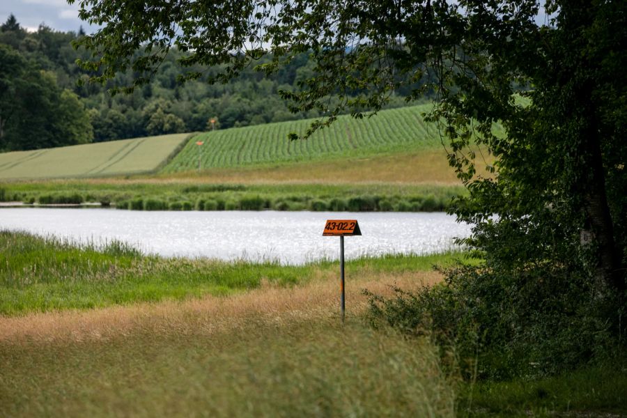 Solche orangen Schilder signalisieren Erdgas-Hochdruckleitungen in der Schweiz.