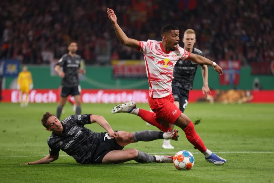 Berlins Bastian Oczipka (l.) bringt RB-Spieler Benjamin Henrichs zu Fall.