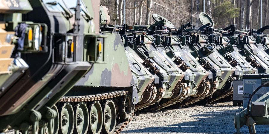 Militärfahrzeuge der US-Streitkräfte stehen auf dem Gelände des Truppenübungsplatzes Grafenwöhr. Heute will Bundespräsident Frank-Walter Steinmeier die US-Armee in der Oberpfalz besuchen.