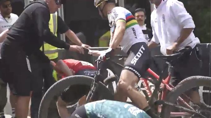 Nino Schurter eilt nach dem Crash im Ziel zu seinem Landsmann und gibt ihm einen Klaps auf den Rücken. Nino Schurter