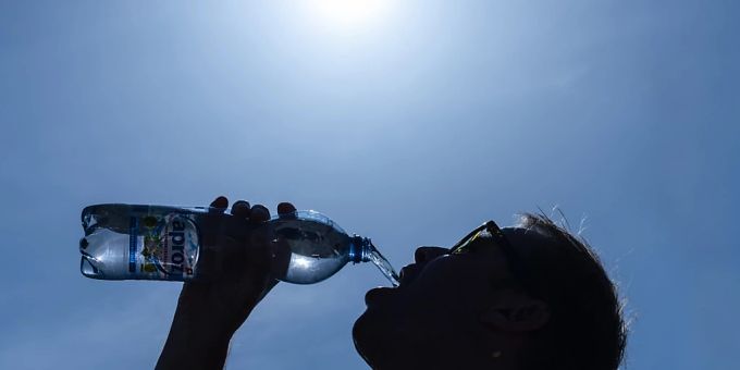 Bei der gegenwärtigen Hitze bleibt nur eins: viel trinken. Sonst kann der Körper nicht genügend schwitzen. hitze schweiz