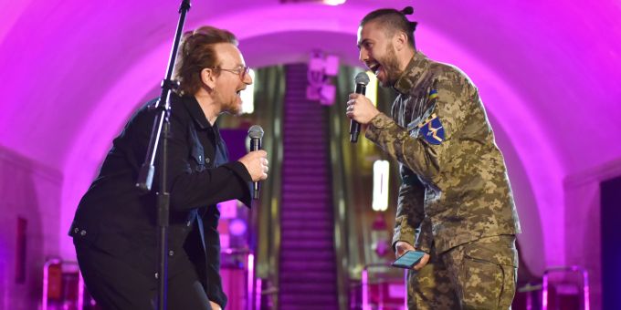 Bono performt mit einem ukrainischen Soldat in Kiew. EPA/OLEG PETRASYUK bono