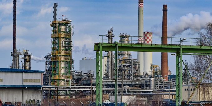 Industrieanlagen auf dem Gelände der PCK-Raffinerie. Rosneft hält die Mehrheit an dem Unternehmen und will sie weiter ausbauen. Mit dem Kauf weiterer Anteile des Miteigentümers Shell will Rosneft die Raffinerie zu 91,67 Prozent unter seine Kontrolle bringen. Industrieanlagen auf dem Gelände der PCK-Raffinerie. Rosneft hält die Mehrheit an dem Unternehmen und will sie weiter ausbauen. Mit dem Kauf weiterer Anteile des Miteigentümers Shell will Rosneft die Raffinerie zu 91,67 Prozent unter seine Kontrolle bringen.
