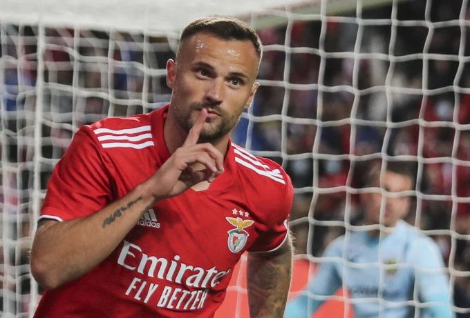 Haris Seferovic im Trikot von Benfica Lissabon. haris Seferovic