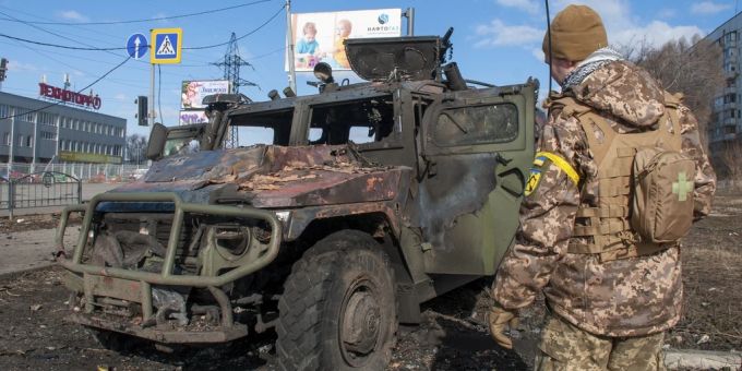 Ein ukrainischer Soldat betrachtet ein zerstörtes gepanzertes Fahrzeug in der Region Charkiw. Ukraine Krieg