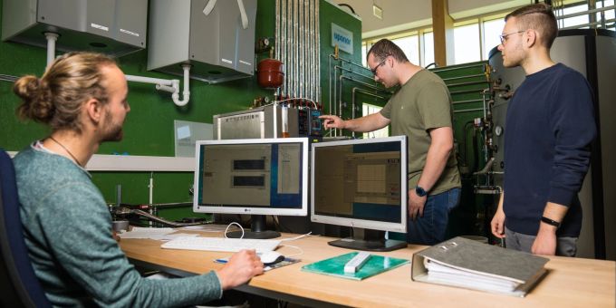Die Studenten Johannes Weber (l-r), Simon Schmitz und Thomas Herdt arbeiten im Regionalen Innovationszentrum für Energietechnik (RIZ) an der Hochschule Offenburg an sogenannten modellprädiktiven Reglern. Diese werden eingesetzt, um Energieverbundsysteme netzdienlich zu betreiben. Die Studenten Johannes Weber (l-r), Simon Schmitz und Thomas Herdt arbeiten im Regionalen Innovationszentrum für Energietechnik (RIZ) an der Hochschule Offenburg an sogenannten modellprädiktiven Reglern. Diese werden eingesetzt, um Energieverbundsysteme netzdienlich zu betreiben.