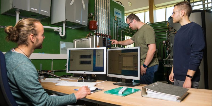 Die Studenten Johannes Weber (l-r), Simon Schmitz und Thomas Herdt arbeiten im Regionalen Innovationszentrum für Energietechnik (RIZ) an der Hochschule Offenburg an sogenannten modellprädiktiven Reglern. Diese werden eingesetzt, um Energieverbundsysteme netzdienlich zu betreiben.