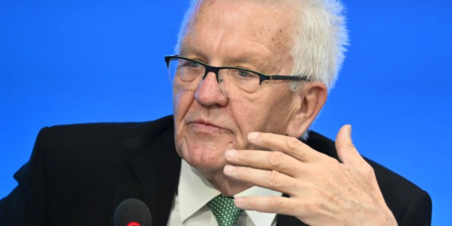 Winfried Kretschmann (Bündnis 90/Die Grünen), Ministerpräsident von Baden-Württemberg, spricht im Landtag bei einer Regierungs-Pressekonferenz.