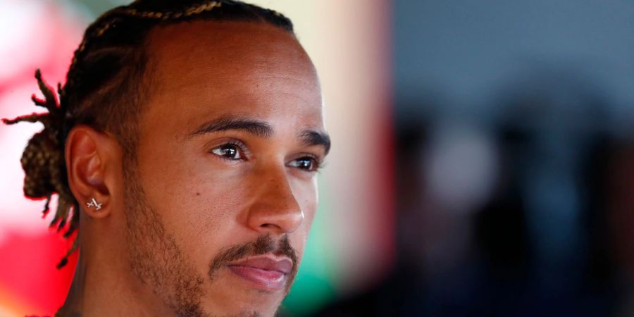 Der Brite Lewis Hamilton vom Team Mercedes spricht in Barcelona mit Journalisten.