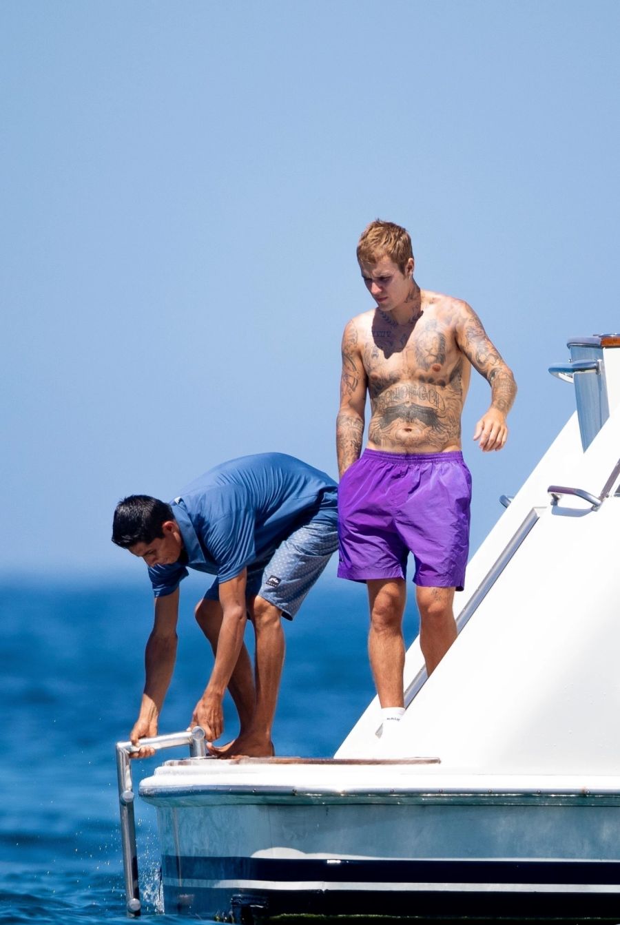 Justin Bieber sonnt sich auf der Yacht in lila Badehosen.