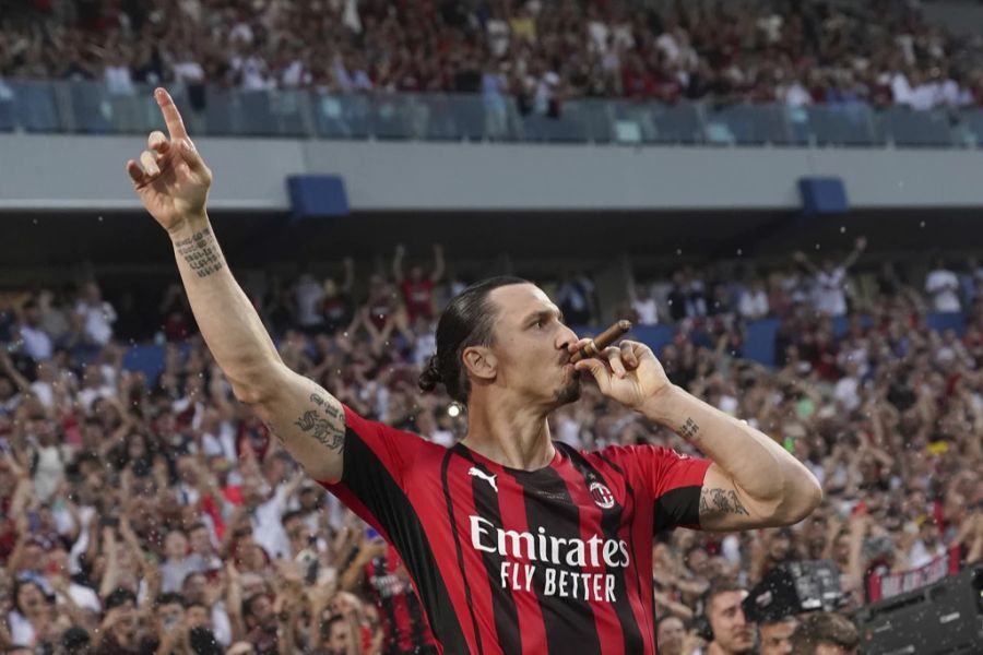 Zlatan Ibrahimovic raucht Zigarre vor den Milan-Fans...