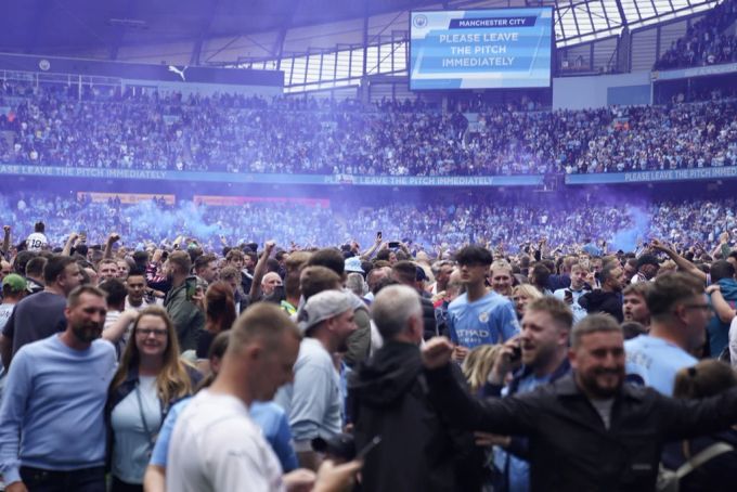Premier League: Die City-Fans feiern den Meistertitel im Etihad Stadium. Premier League