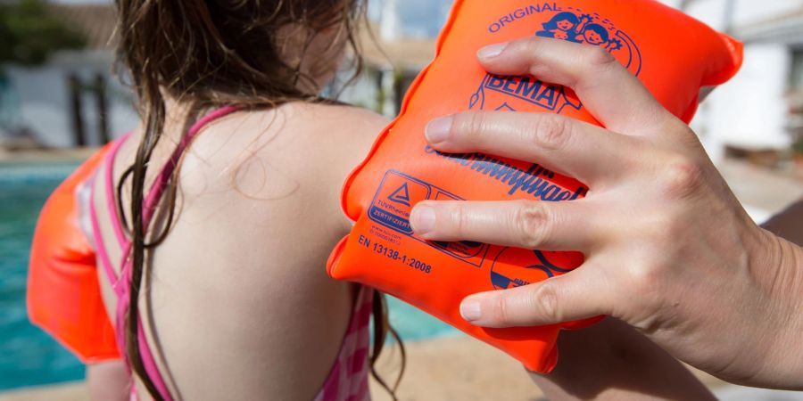 Um im Wasser sicher zu sein, müssen Schwimmflügel richtig sitzen und die passende Grösse haben.