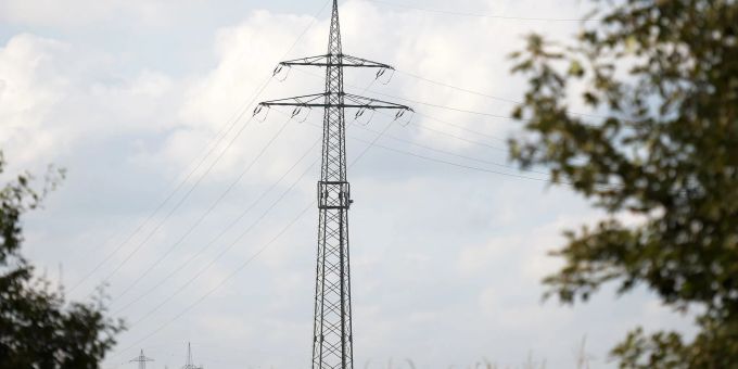 Strommasten könnten beim Ausbau von 5G und dem Schliessen von Funklöchern helfen. Strommasten könnten beim Ausbau von 5G und dem Schliessen von Funklöchern helfen.