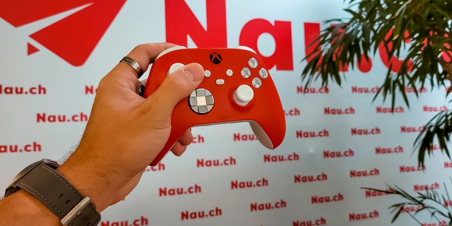 Nau.ch durfte das Design Lab vorab testen. Et voilà, der Xbox Controller im Nau.ch-Look.