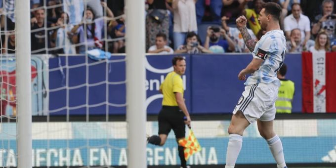 Lionel Messi jubelt über seinen ersten Treffer für Argentinien gegen Estland am 5. Juni 2022 im spanischen Pamplona. lionel messi