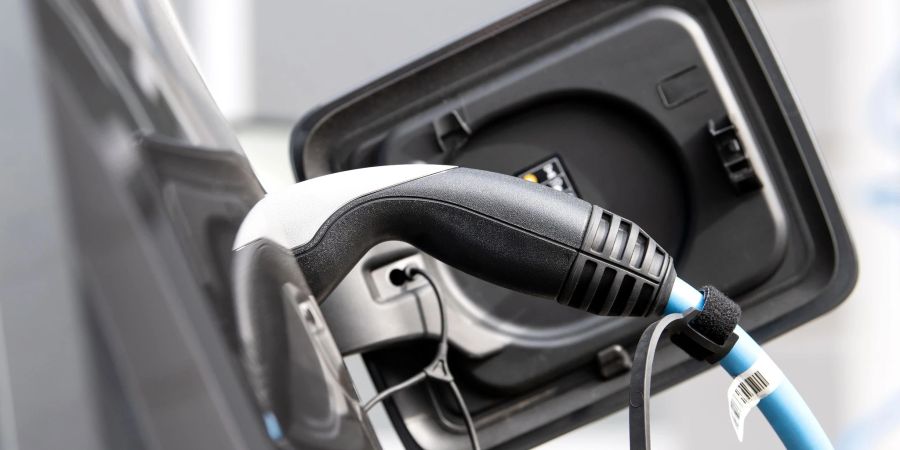 Auch wenn alle Verbrenner gegen E-Autos ausgetauscht würden, können die Klimaziele damit nicht erreicht werden. Wichtig ist, die Anzahl der Pkws insgesamt zu senken. Zu diesem Schluss kommt eine Studie des Fraunhofer-Instituts.