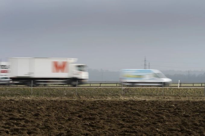 Tempo 80 auf der Autobahn soll zu tieferen Öl-Kosten für Schweizerinnen und Schweizer führen. Tempo 80 Autobahn A1