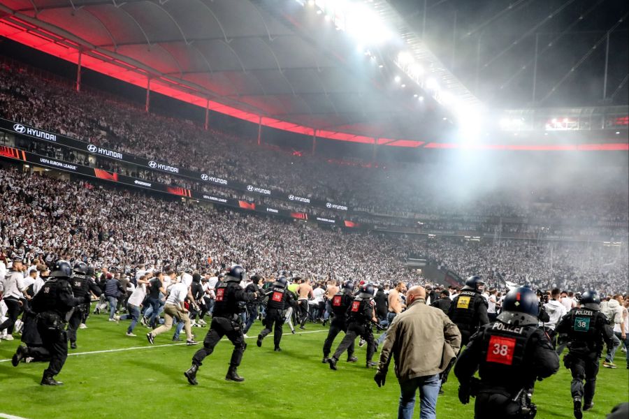 Nach Spielschluss brechen im Stadion alle Dämme.