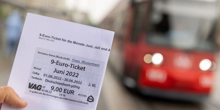 Ein Mitarbeiter der VAG (Verkehrs-Aktiengesellschaft Nürnberg) präsentiert den ausgedruckten Entwurf des 9-Euro-Tickets.