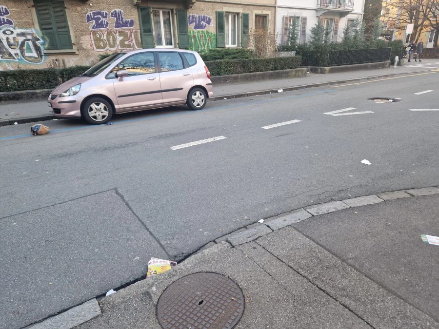 Der Wind treibt den Dreck auch auf die Strassen und die Trottoirs.