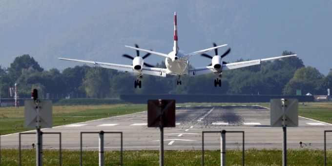 Fliegen hat einen grossen Einfluss aufs Klima, oft wird das eigene Verhalten falsch eingeschätzt. Fliegen