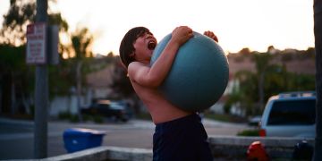 wütender junge mit gymball