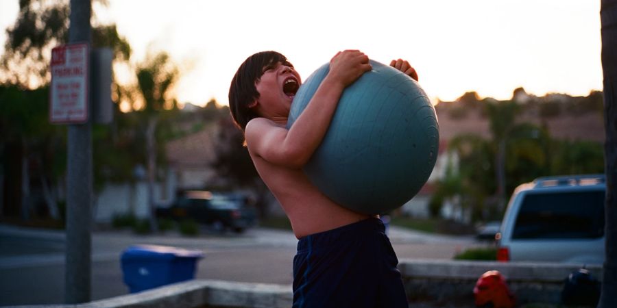 wütender junge mit gymball