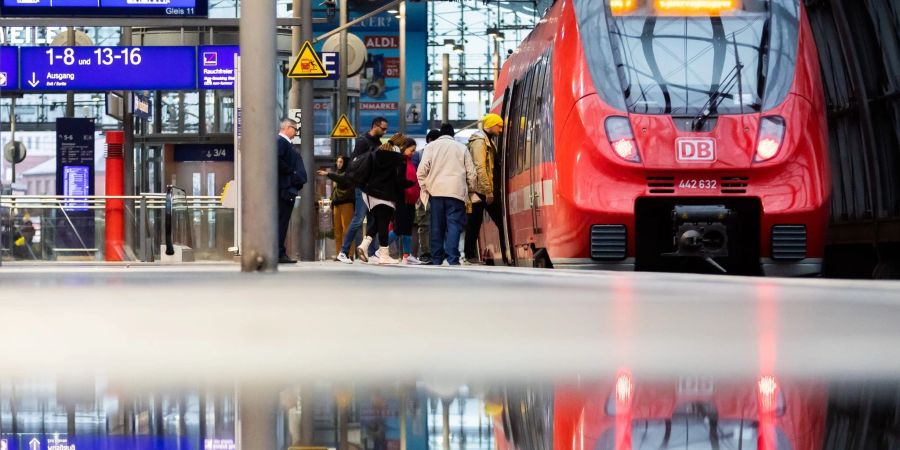 Die Deutsche Bahn will gegen den angekündigten Streik der Lokführergewerkschaft gerichtlich vorgehen.