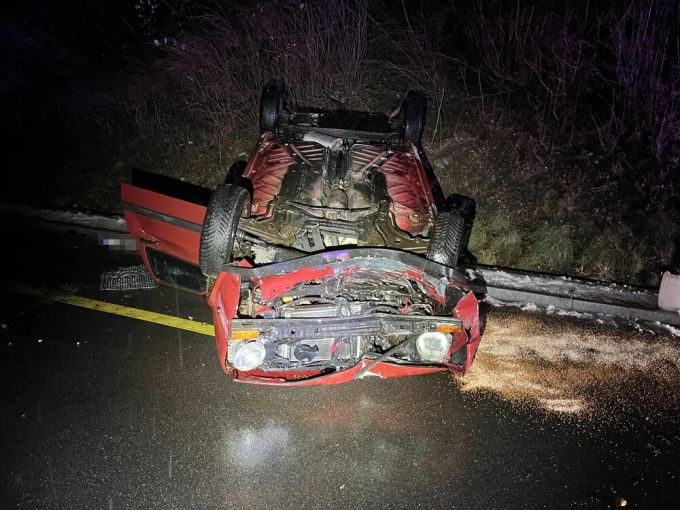 Der Lenker wurde bei dem Unfall leicht verletzt. Lenker