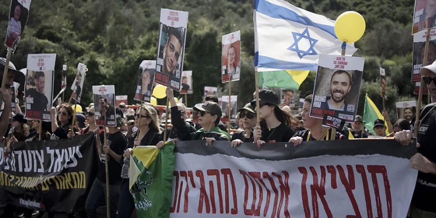 Familien und Unterstützer von Geiseln, die von der Hamas im Gazastreifen gefangen gehalten werden, marschieren nach Jerusalem. Foto: Maya Alleruzzo/AP/dpa