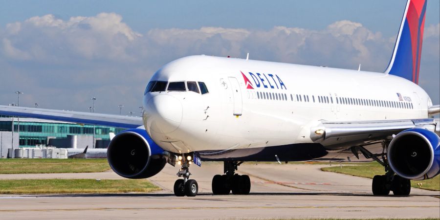 Delta Boeing 767-332er rollt auf die Landebahn des Flughafens.