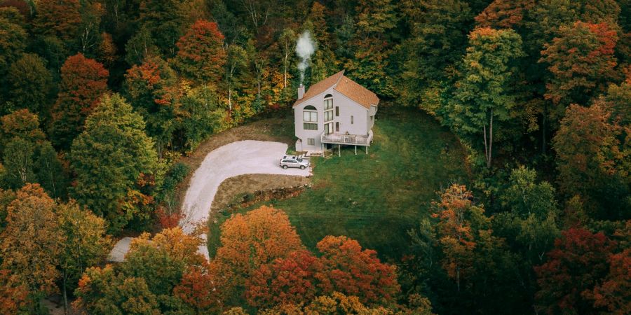 Airbnbs können auch abgelegene Häuser sein. Sogar Übernachtungen in Schlössern können Sie finden.