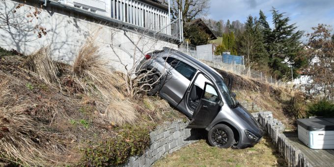 Teufen: Selbstunfall mit Personenwagen. Selbstunfall mit Personenwagen