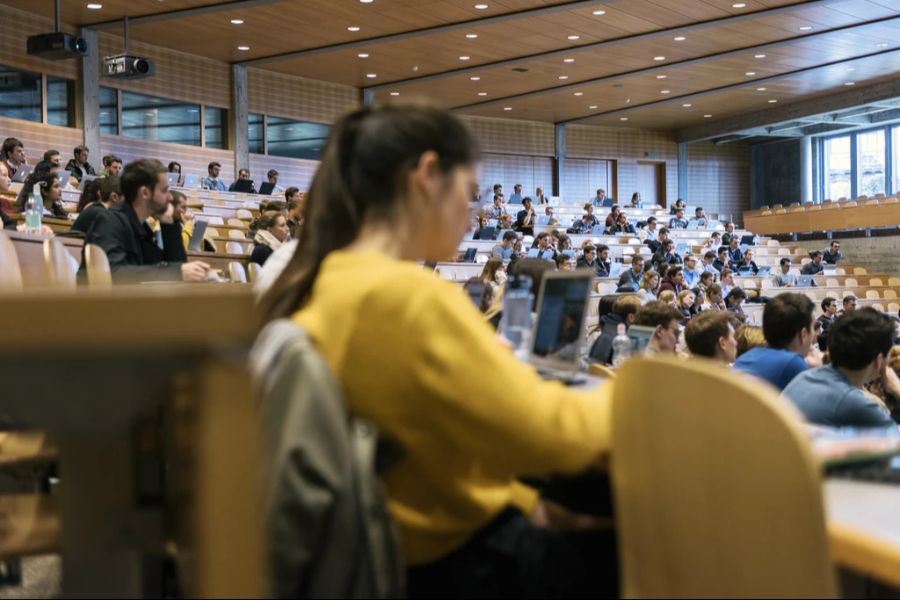 Die Hälfte der vom BFS befragten Personen hat in den zwölf Monaten vor der Befragung keine Weiterbildung gemacht.