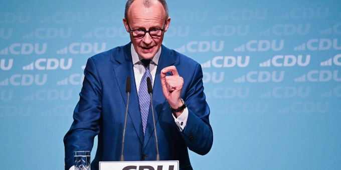 CDU-Chef Friedrich Merz hat sich für eine stärkere Unterstützung der Ukraine ausgesprochen – und die Lieferung von Kampfflugzeugen. Friedrich Merz fordert einen umfangreicheren Einsatz moderner Technik bei den Ermittlungsbehörden.
