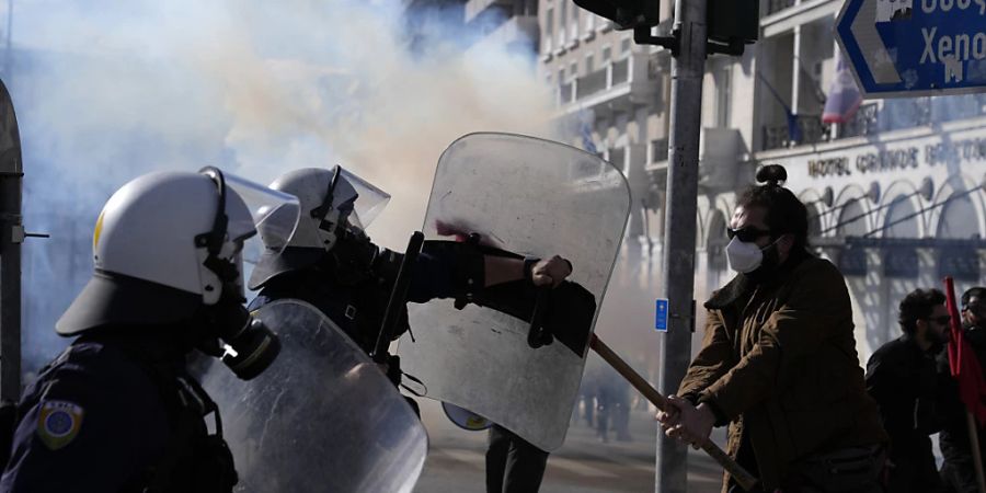 Studenten stossen während einer Demonstration vor dem Parlament mit der Polizei zusammen. Tausende von Demonstranten haben sich im Zentrum Athens versammelt, um sich gegen die Pläne der Regierung zu wehren, private Universitäten einzuführen. Foto: Thanassis Stavrakis/AP/dpa